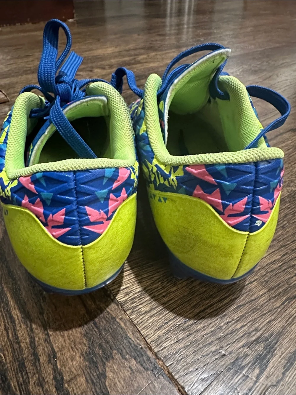 Dream Pairs Kids Blue soccer Cleats with Neon Yellow & Pink Triangle Print